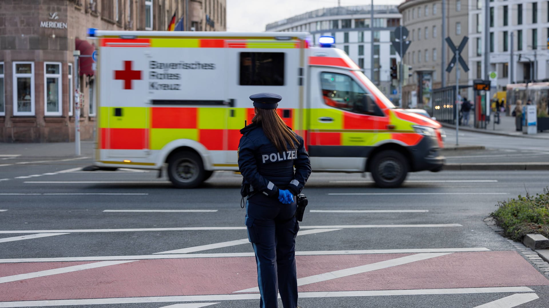 Ein Krankenwagen in Nürnberg (Archivbild): Beide Frauen kamen zu Behandlung in eine Klinik.