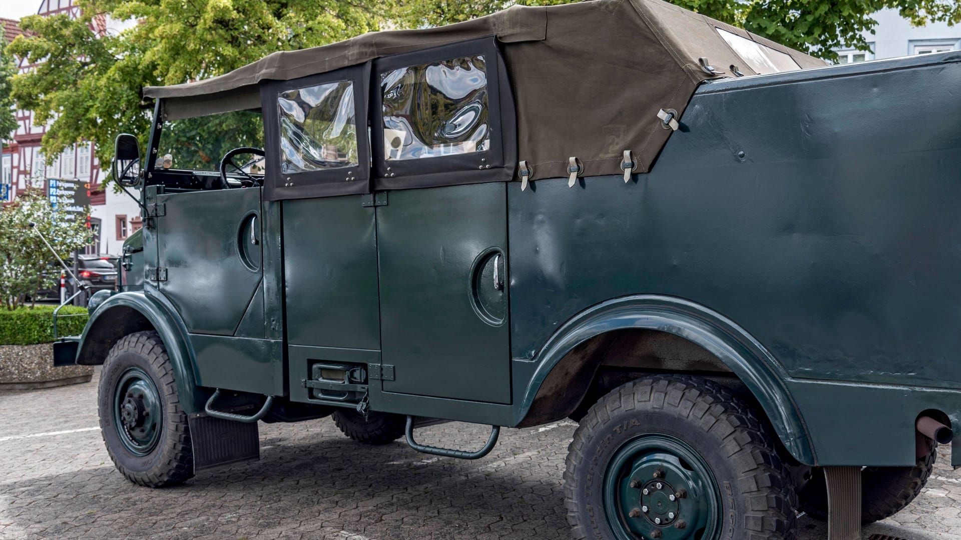Ein Kübelwagen der Marke Borgward (Symbolbild): An Christi Himmelfahrt fuhr eine Gruppe von Männern in einem Militärfahrzeug durch Dresden, bis sie von der Polizei gestoppt wurde.