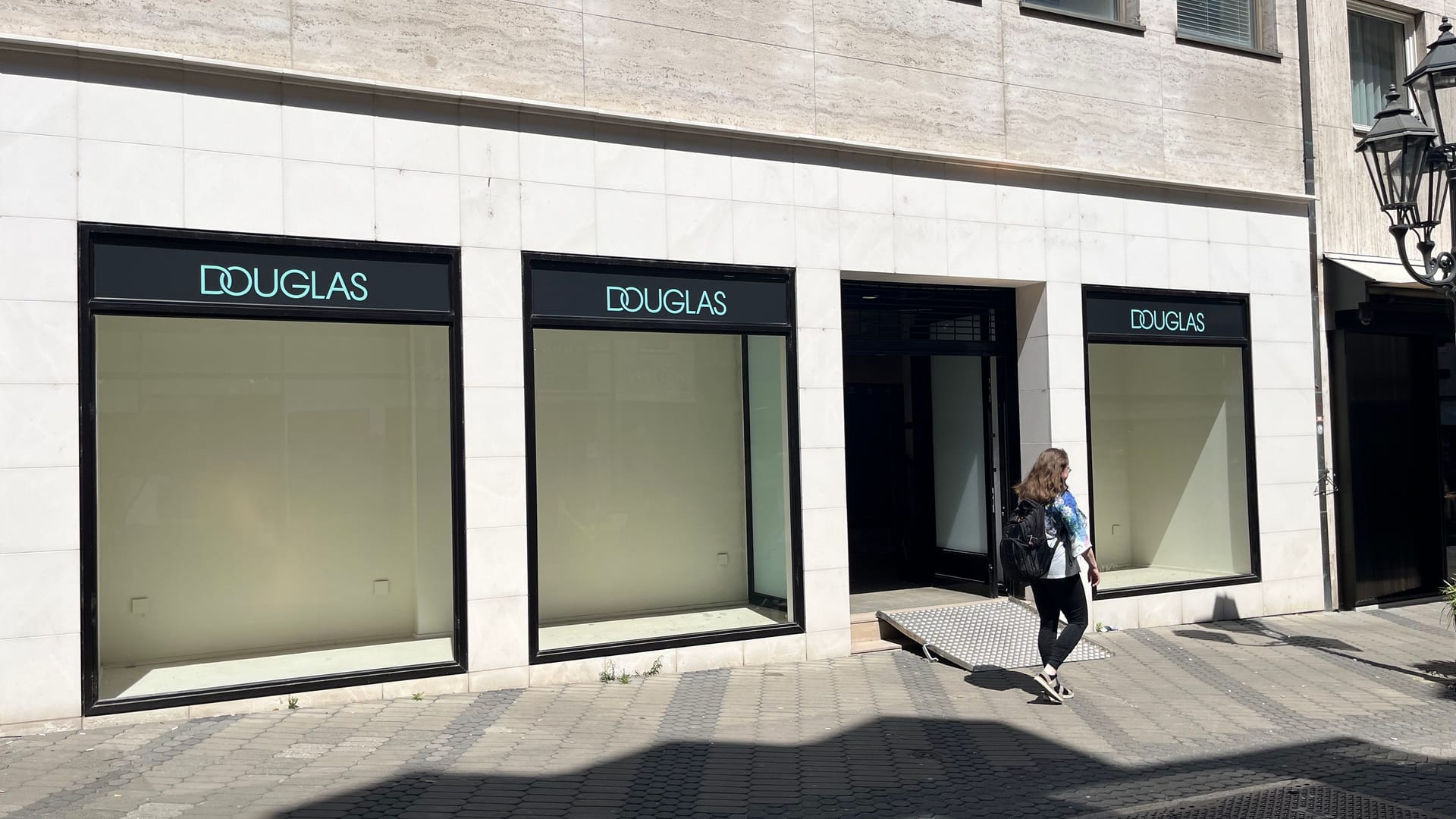 Ein Laden in der Kaiserstraße: Dort hängen jetzt Logos von Douglas – gleichzeitig ist die Filiale der Kette in der Karolinenstraße geschlossen.