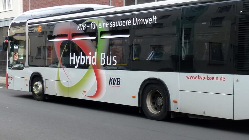 Ein Linienbus in Köln: Aus bisher ungeklärter Ursache schoss ein Betrunkener auf ein Fahrzeug. (Archivbild)