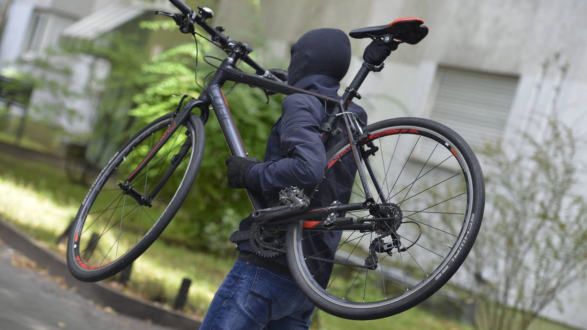 Nach Fahrraddiebstahl – Mann schlägt mit Schuh auf 30-Jährigen ein