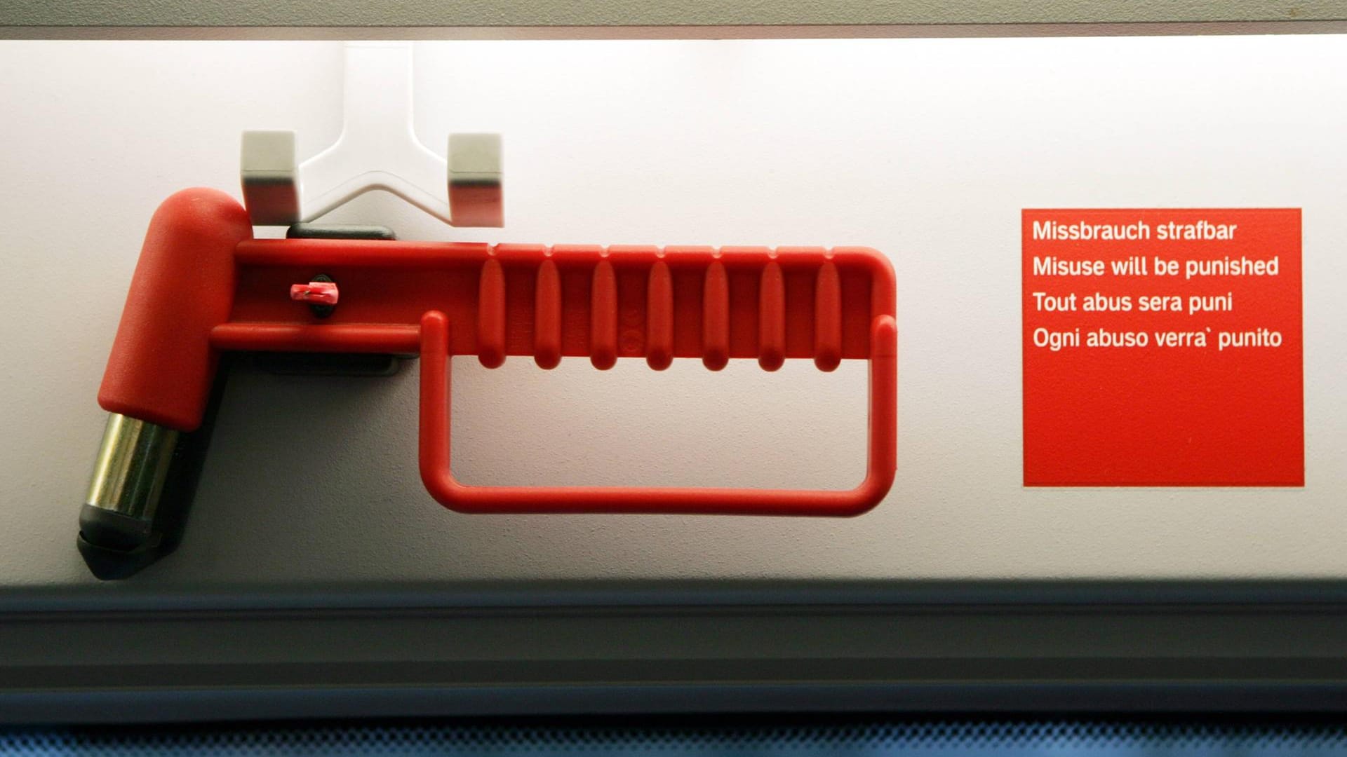 Ein Nothammer in einem Bus: Mit dem Werkzeug sollen eigentlich im Notfall die Scheiben eingeschlagen werden.