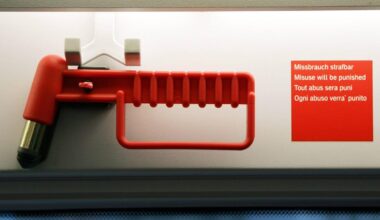Unbekannte attackieren Heranwachsende mit Nothammer
