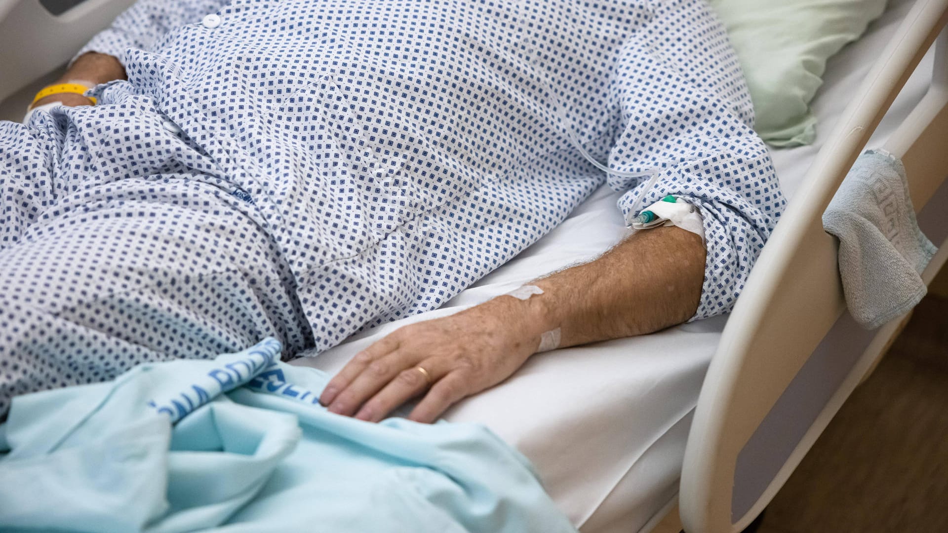 Ein Patient liegt in einem Krankenbett (Symbolbild): Der Familienvater verstarb drei Tage nach der wirkungslosen Lichttherapie.