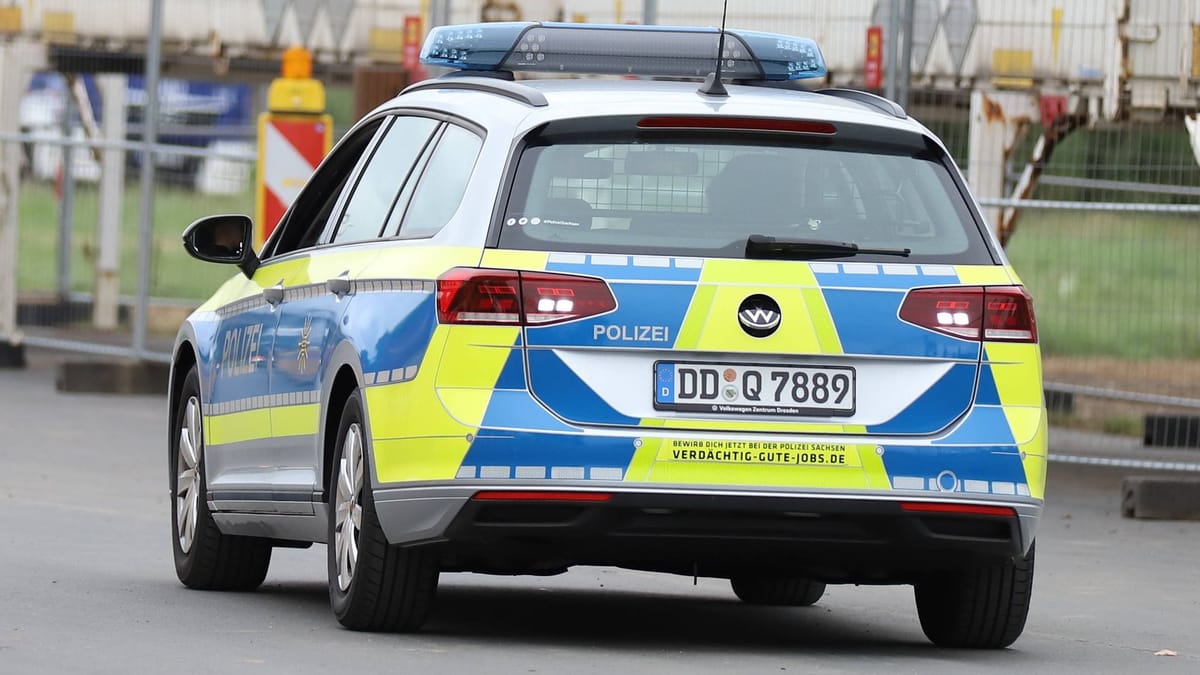 Dresden Polizei: Betrunkene Mädchen zeigen Hitlergruß