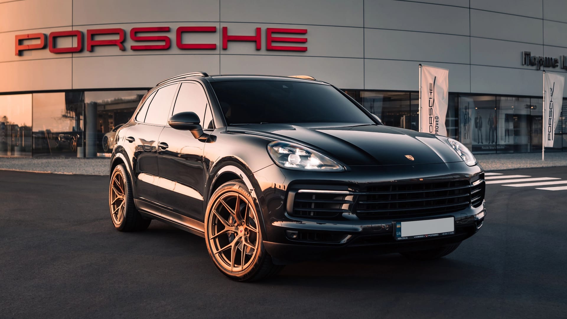 Ein Porsche Cayenne vor einem Händler des Autobauers (Symbolfoto): Ein Düsseldorfer wurde am Steuer des SUVs ohne Führerschein, aber mit Kokain, erwischt.
