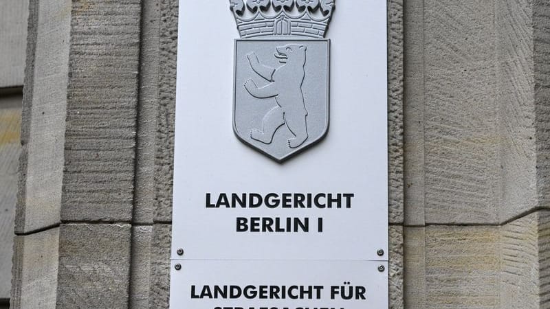 Ein Schild weist auf das Landgericht Berlin hin (Symbolbild): Hier soll am 10. Juni der Prozess beginnen.