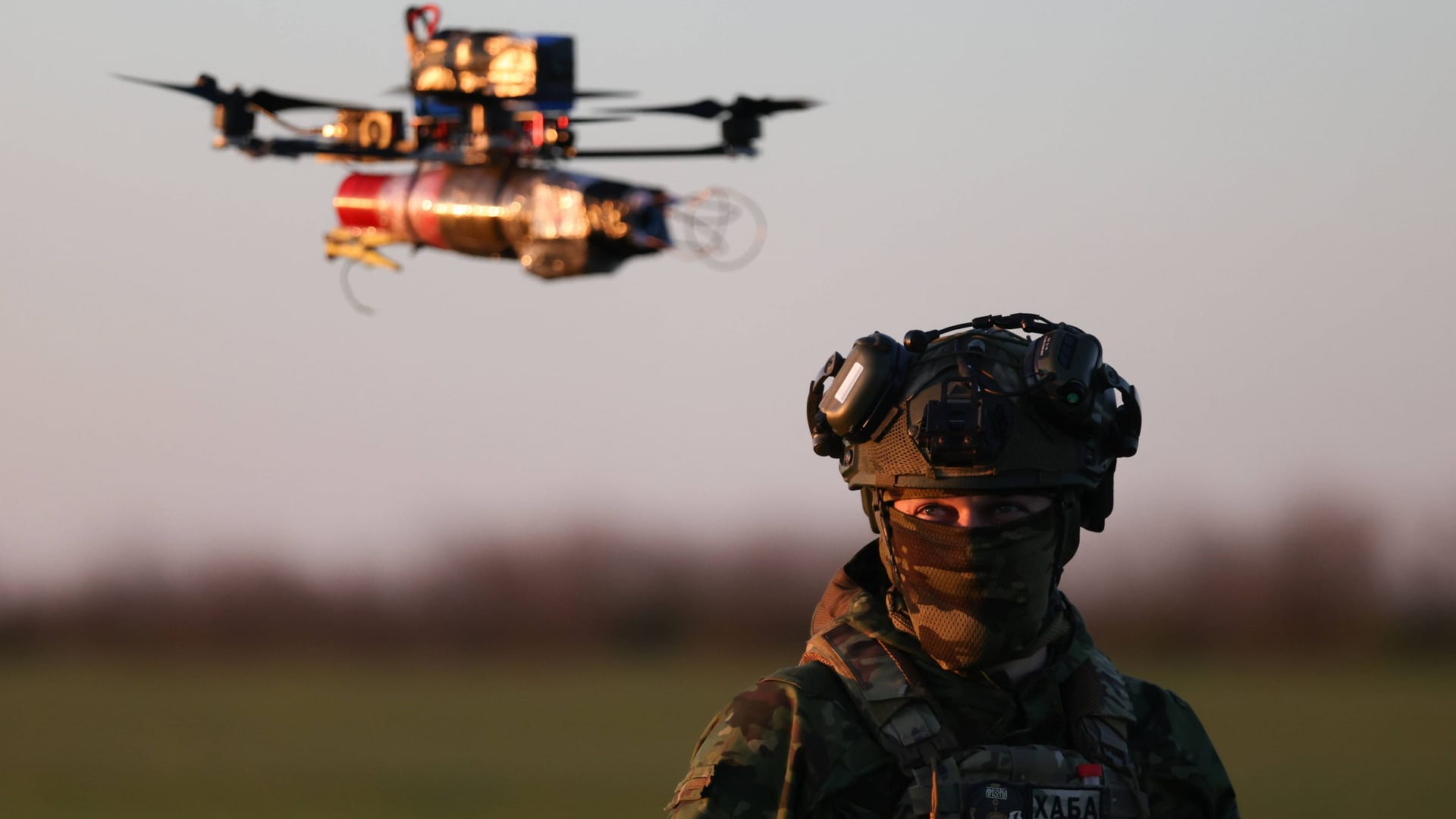 Ein Soldat fliegt eine Drohne: In der Ukraine haben die unbemannten Kampfvehikel an Relevanz gewonnen.