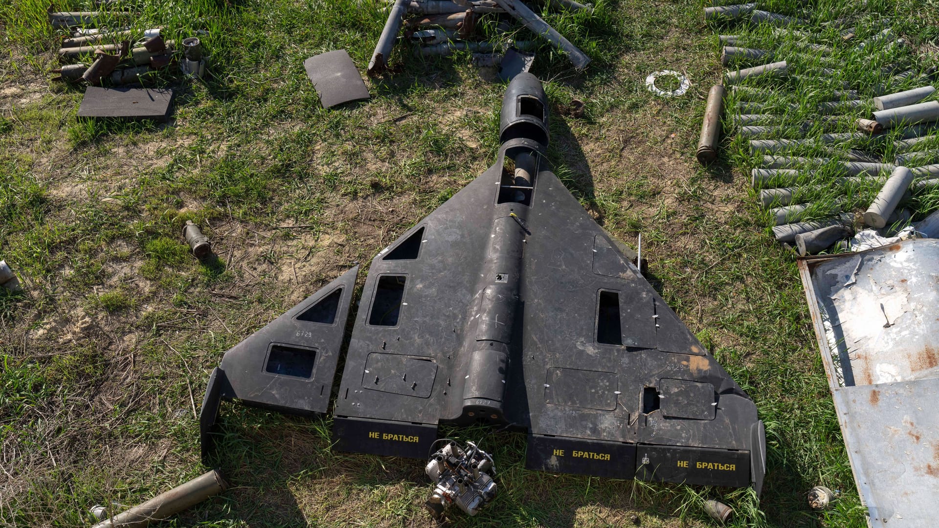 Eine abgeschossene russische Shahed Drohne (Symbolbild): Im Vergleich zur herkömmlichen Drohnenabwehr soll das neue System deutlich kostengünstiger sein.