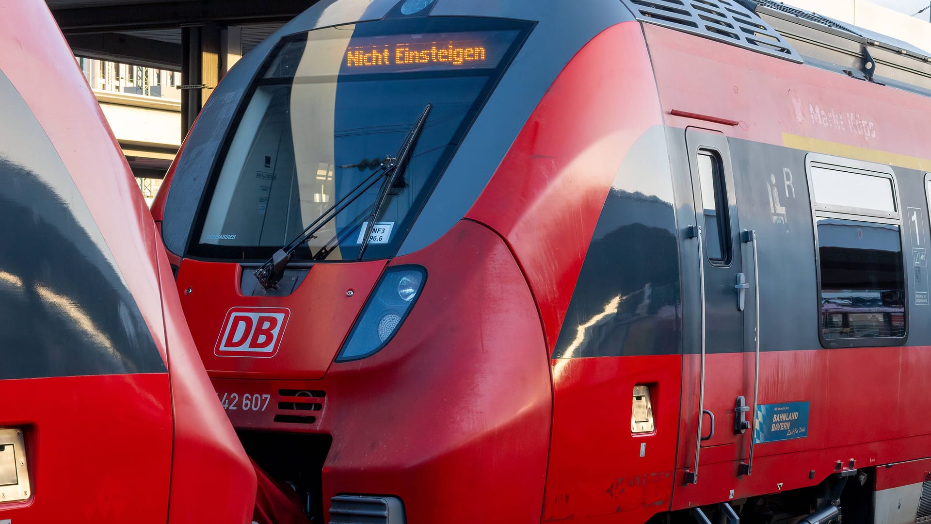 Eine Regionalbahn steht am Nürnberger Hauptbahnhof (Archivbild):