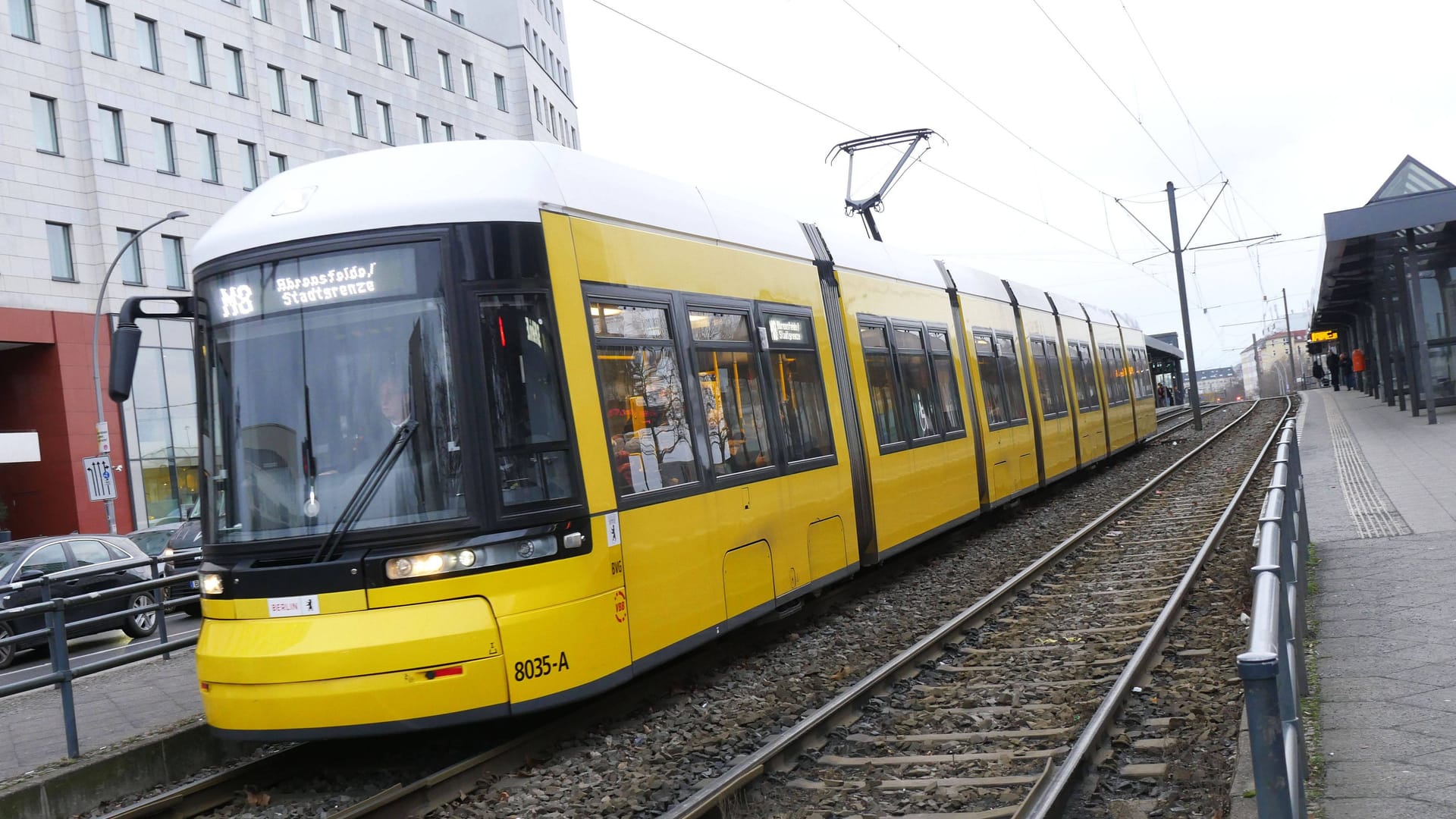 Eine Straßenbahn der Linie M8 (Archivbild): Nach einem Unfall ist ein 68-Jähriger Tage später ums Leben gekommen.