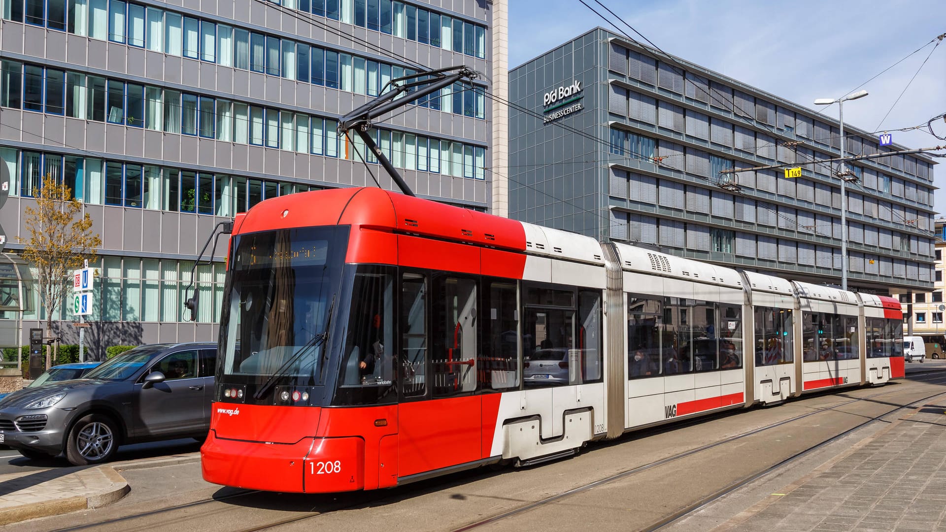 Eine Straßenbahn in Nürnberg auf dem Weg zum Hauptbahnhof(Archivbild): Ladendiebe in Nürnberg versuchten in einer Straßenbahn vor der Polizei zu fliehen.