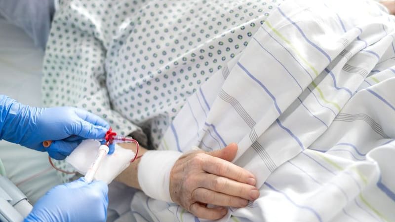Einer Patientin wird Blut abgenommen (Symbolbild): Die Stadt Hamburg will in Wilhelmsburg eine Stadtteilklinik errichten.
