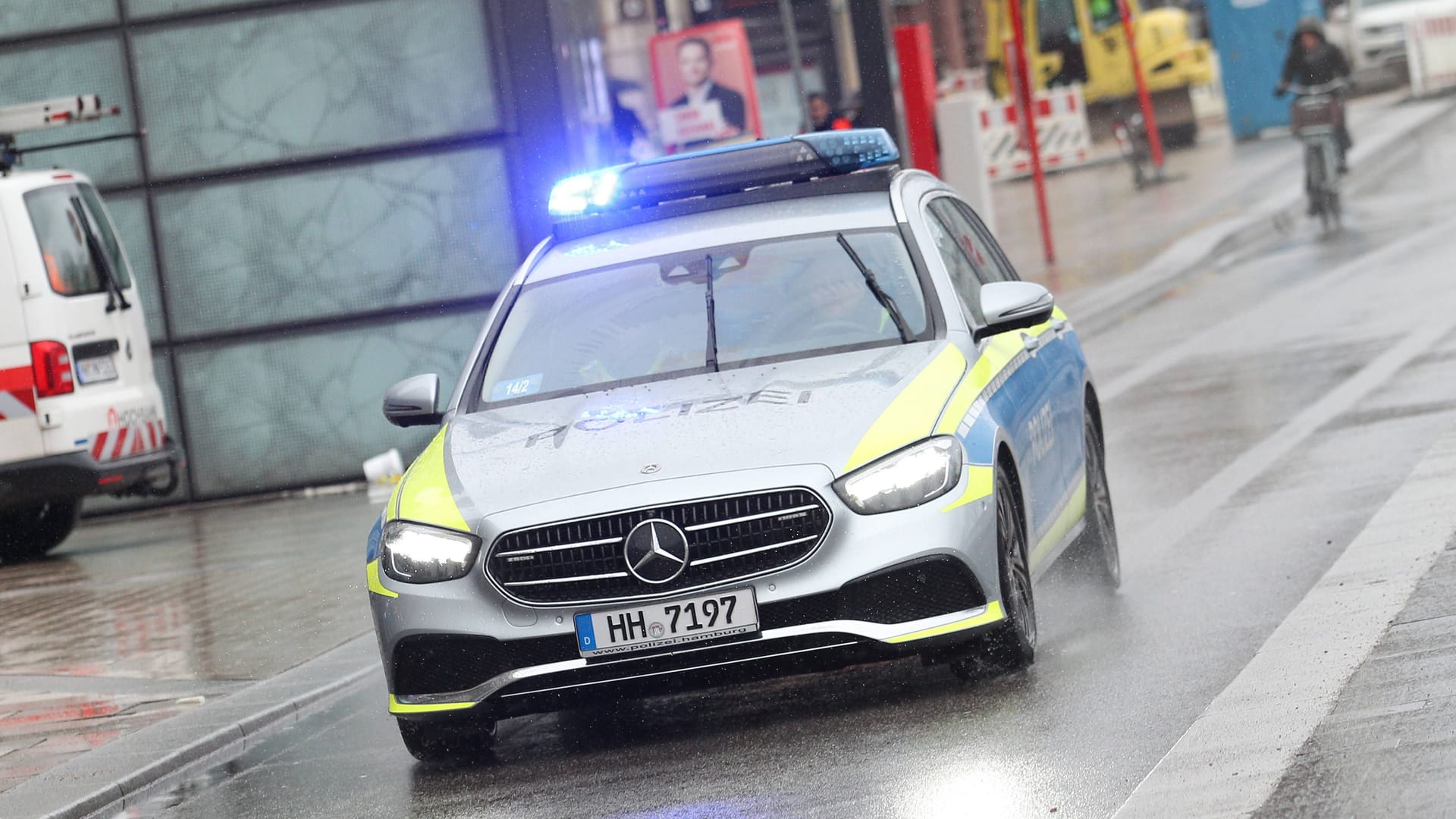 Einsatzwagen der Polizei Hamburg (Symbolfoto): In Lokstedt wird gegen einen 15-Jährigen ermittelt.