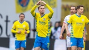 Braunschweigs Lino Tempelmann bejubelt einen Treffer und formt ein Herz mit seinen Händen. © IMAGO / Kirchner-Media 