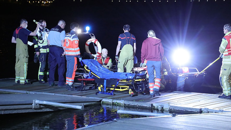 Dresden: Junge Frauen klauen Ponton und müssen aus Elbe gerettet werden