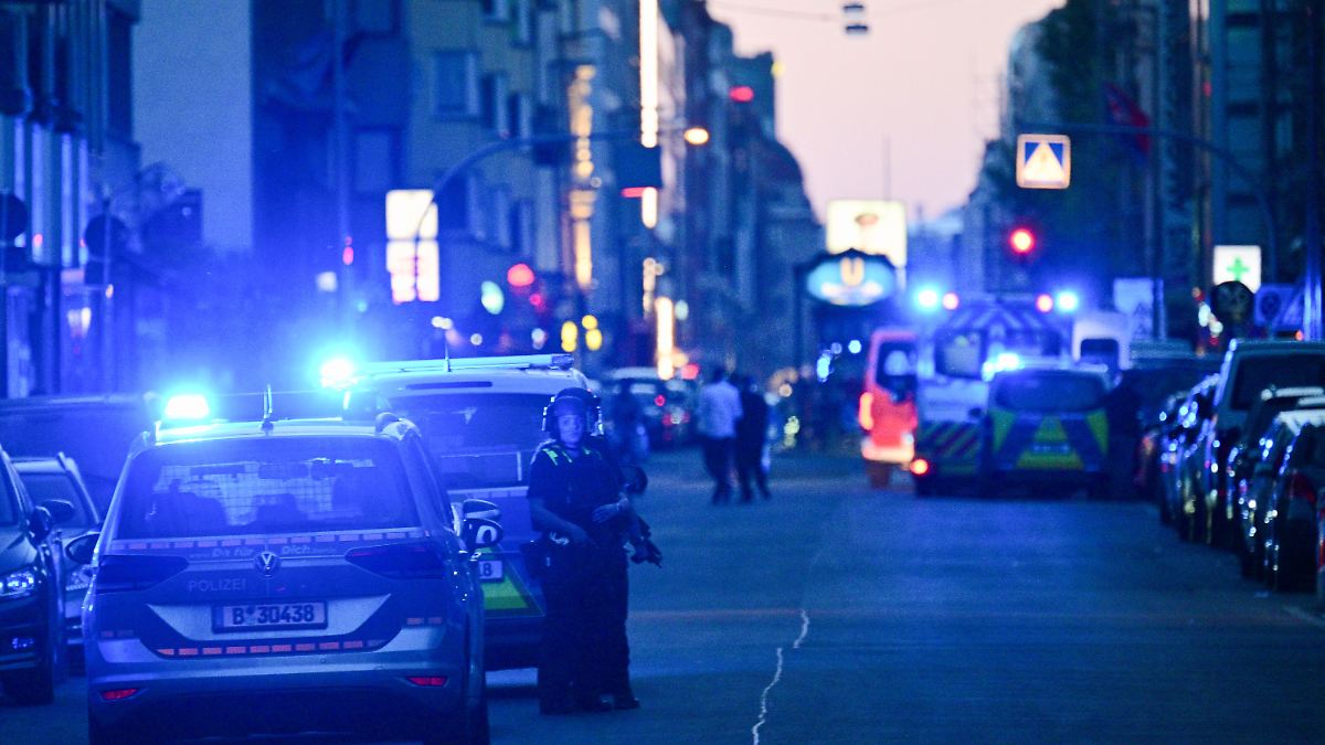 Polizei befreit drei Kinder aus Horrorhaus Deutsche Eltern sollen sie eingesperrt haben