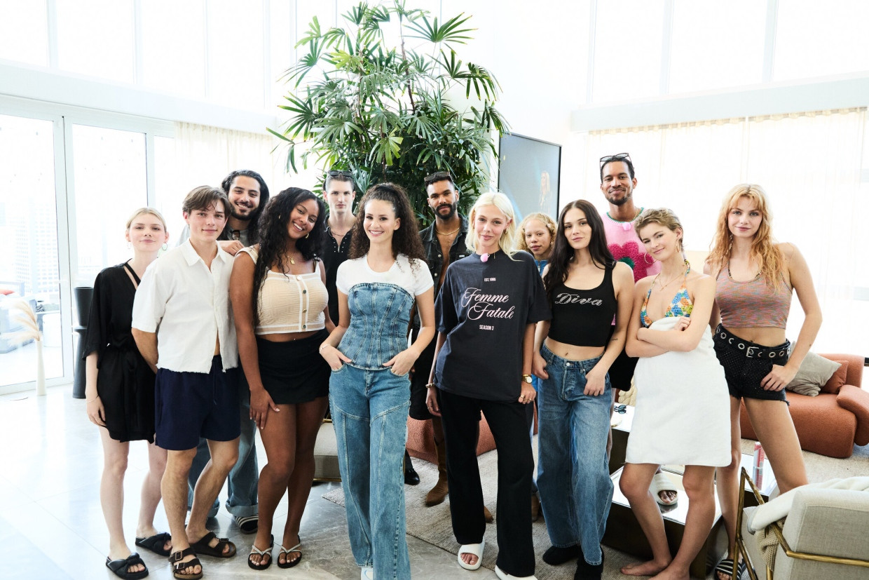 Ex-Halbfinalistin Betty Taube (im Jeans-Outfit) besucht die Kandidaten.