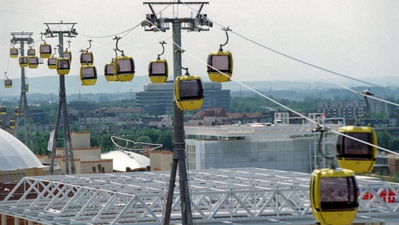 Seilbahn über dem Expo-Gelände in Hannover. Die Kabinen schweben inzwischen in den Kitzbüheler Alpen und bei der Belchen-Seilbahn im Schwarzwald. © picture-alliance / Berliner Kurier Foto: Uhlemann Thomas