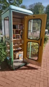 Bis zum 14. September können sich Badegäste aus dieser Bücherzelle wieder mit Lesefutter eindecken.
