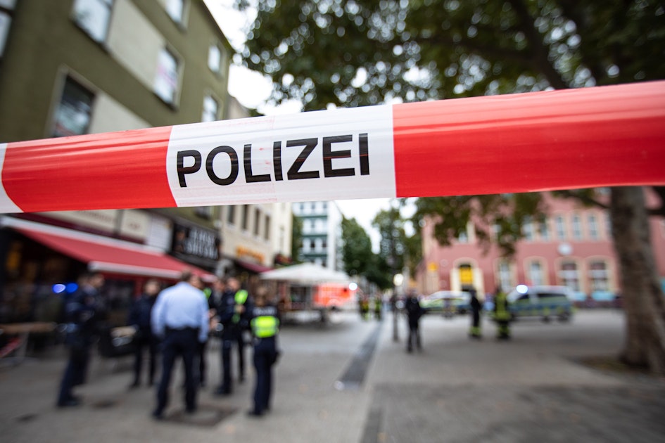 Polizei Mönchengladbach Frau (36) sexuell belästigt und mit Schlagstock verletzt – Täter gesucht