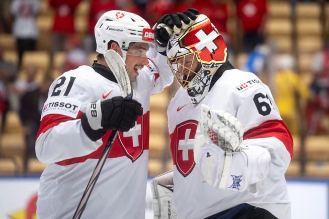 Kevin Fiala (links) bestritt sein erstes Spiel für die Schweiz an dieser WM, Goalie Leonardo Genoni feierte einen Shutout.