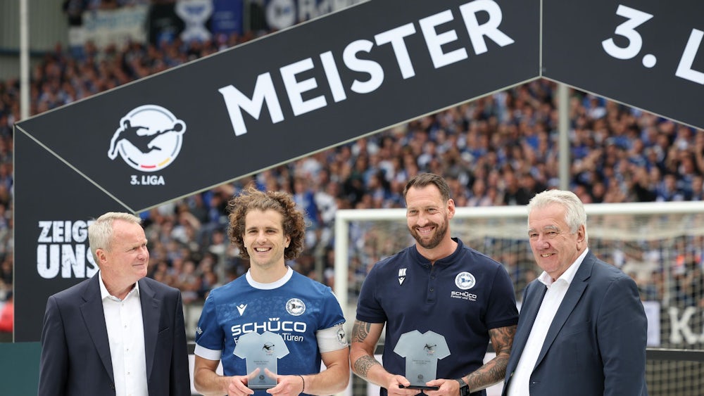 Stratege auf dem Platz und Stratege an der Seitenlinie: Mael Corboz (2.v.l) und Mitch Kniat (2.v.r)