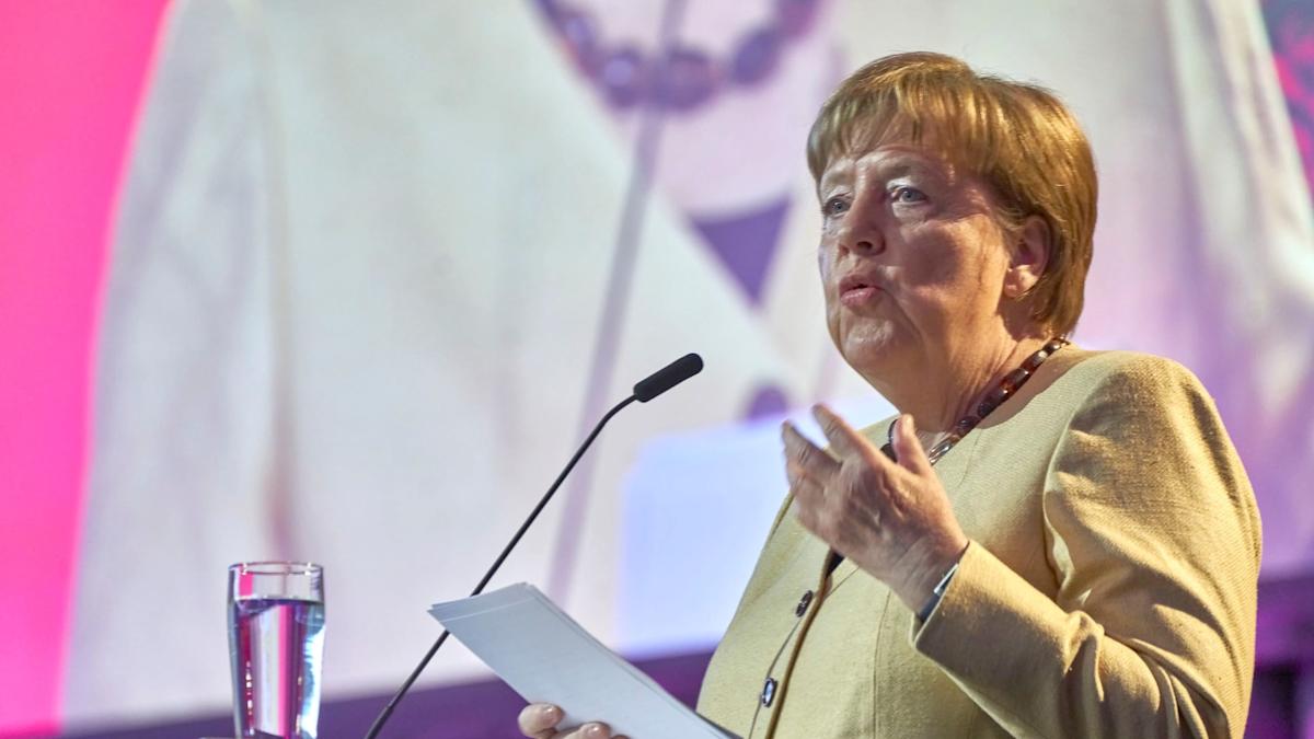Interview mit Altkanzlerin - Merkel wird nach Merz' bester Eigenschaft gefragt