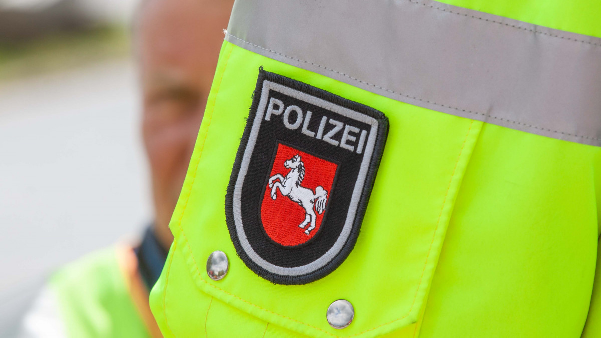 Braunschweig: Junge auf Fahrrad kollidiert mit Auto