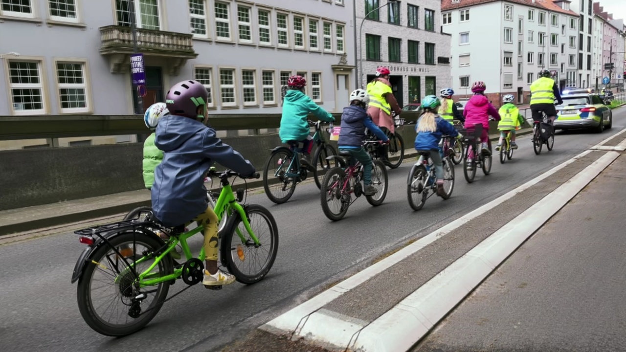 Fahrrad-Demo in Bremen für sichere Schulwege fährt Richtung Neustadt