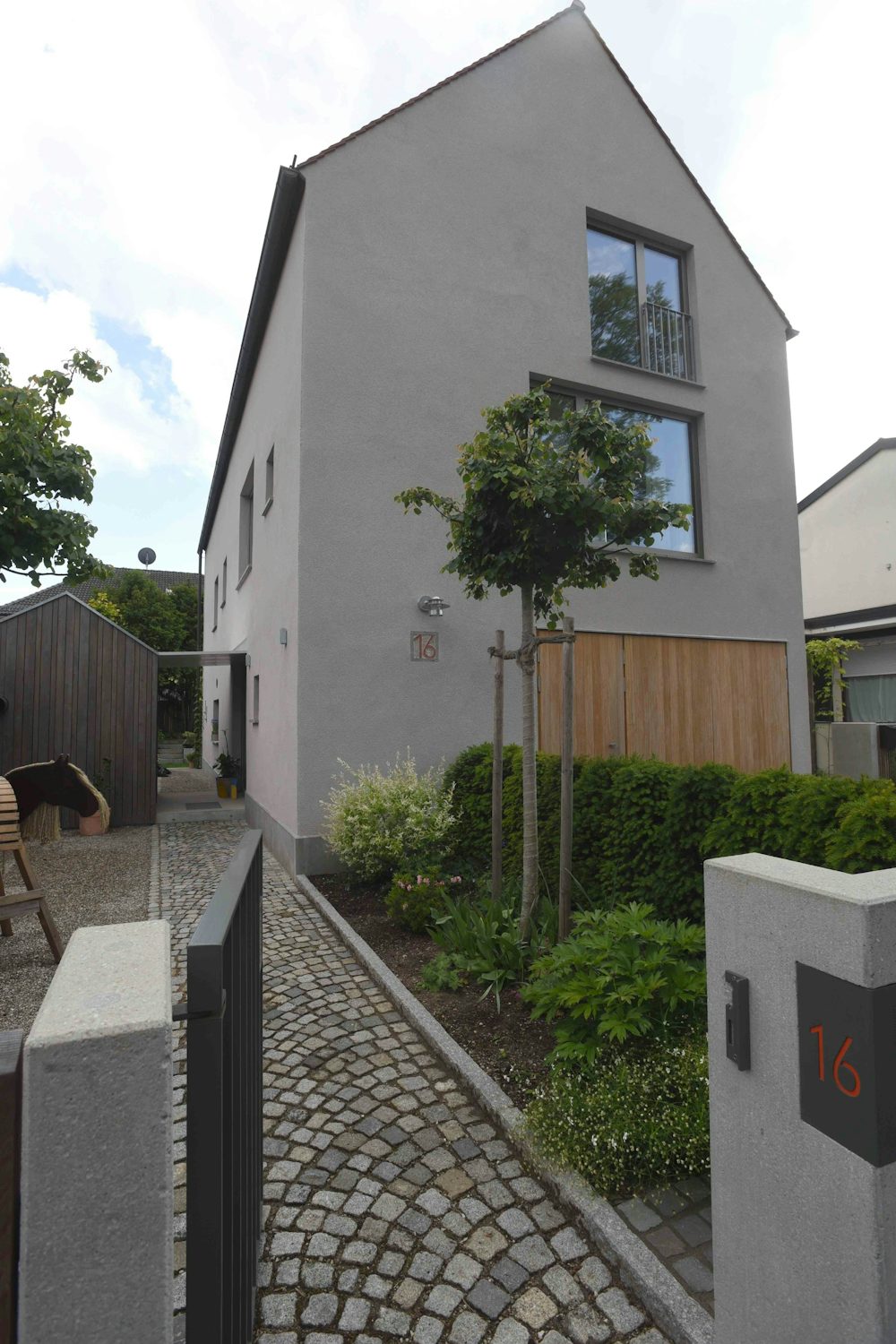Von der Straße lässt sich bis in den Garten des Hauses blicken.