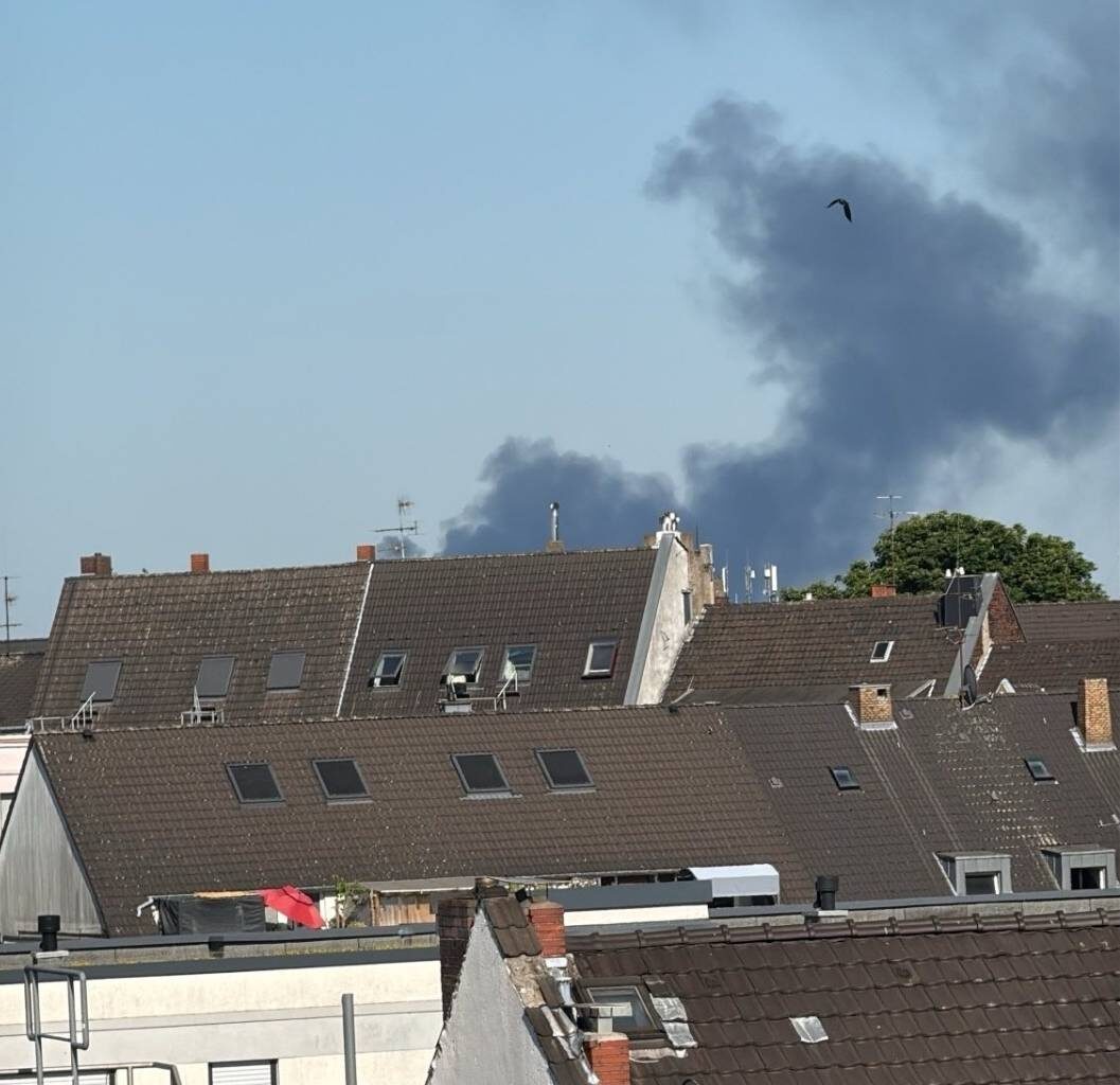 Feuer in Erkrath: Rauch auch hier sichtbar