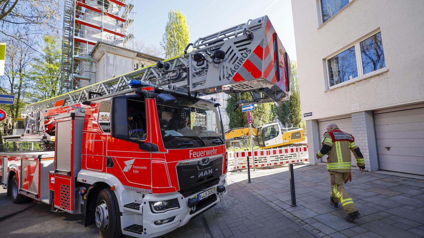 Feuerwehr rettet schwer verletzte Person mit Drehleiter aus Gebäude
