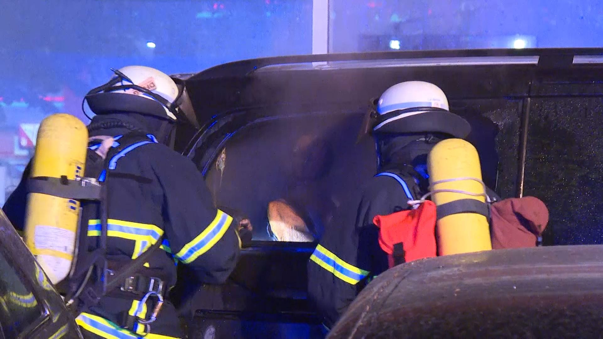 Feuerwehrleute löschen ein brennendes Auto: Die Polizei geht aktuell von Brandstiftung aus.