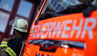 Feuerwehr rettet Schwerverletzten aus Wohnung in Berlin
