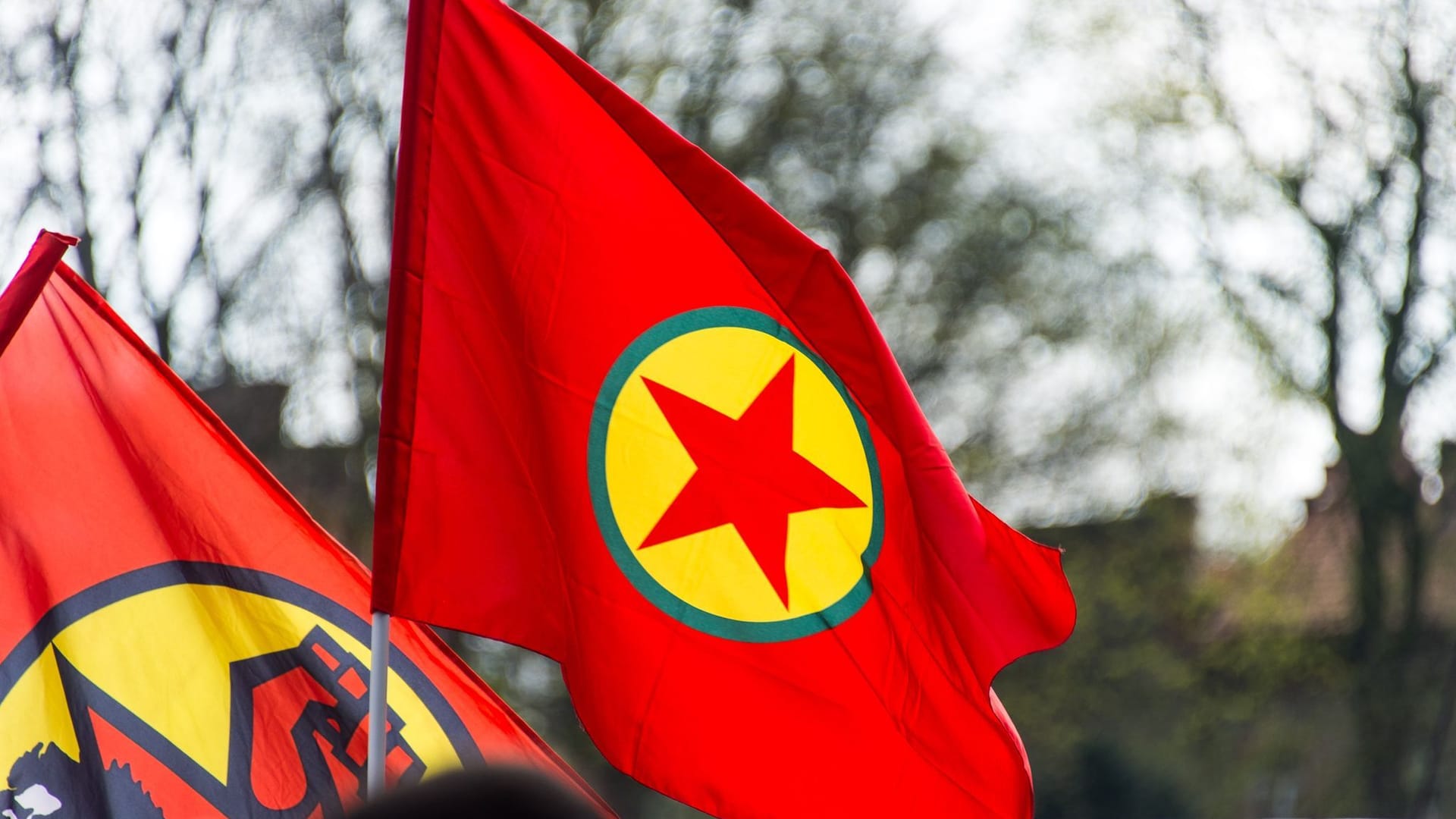 Flagge der verbotenen kurdischen Arbeiterpartei PKK (Symbolbild): Die Organisation gilt in Deutschland, der EU und den USA als Terrorgruppe.