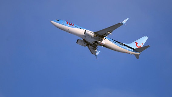 Eine Maschine der TUI startet vom Münchener Flughafen vor blauem Himmel. © picture alliance/dpa Foto: Karl-Josef Hildenbrand
