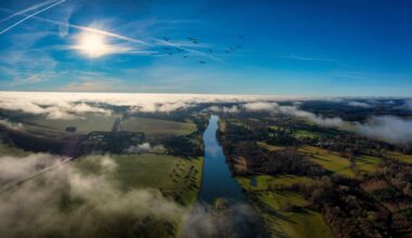 Ein Luftbild der Stadt Henley-on-Thames umgeben von grünen Feldern und Wasser.