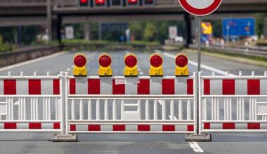A3 Vollsperrung: Transporter fährt auf Stauende auf