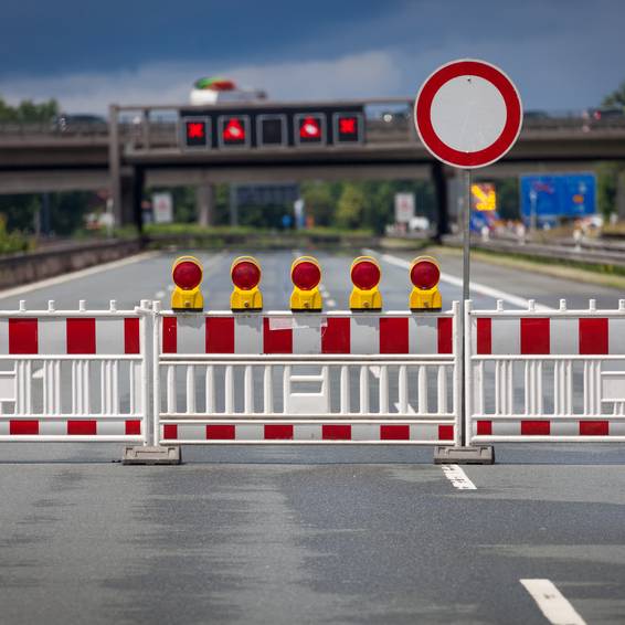 A3 Vollsperrung: Transporter fährt auf Stauende auf