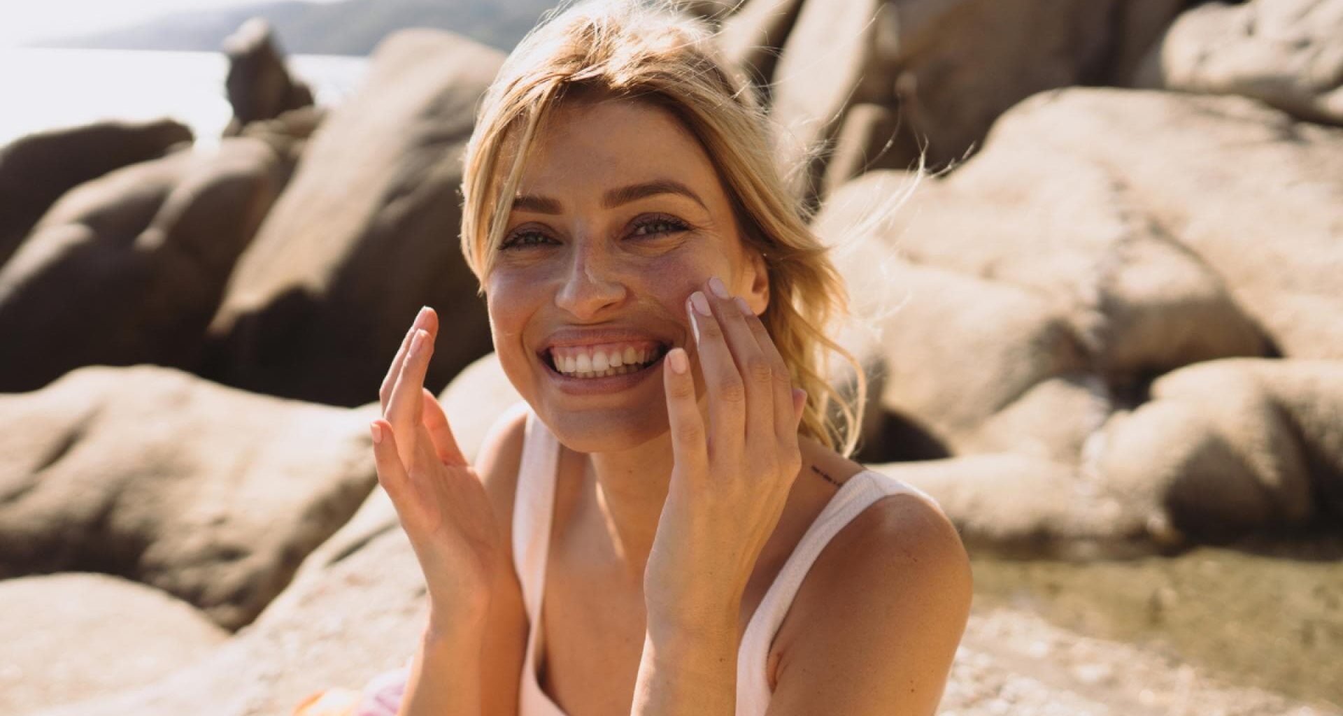 Diesen unsichtbaren Sonnenschutz tragen wir über dem Make-up