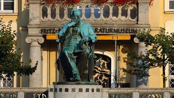 Vor dem Fritz-Reuter-Literaturmuseum in Stavenhagen steht ein Denkmal des Schriftstellers. © dpa Foto: Werner Otto