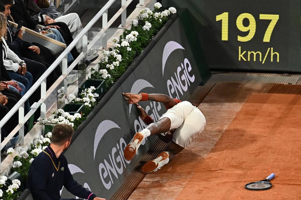  Tennisspieler Gaël Monfils kracht gegen die Bande