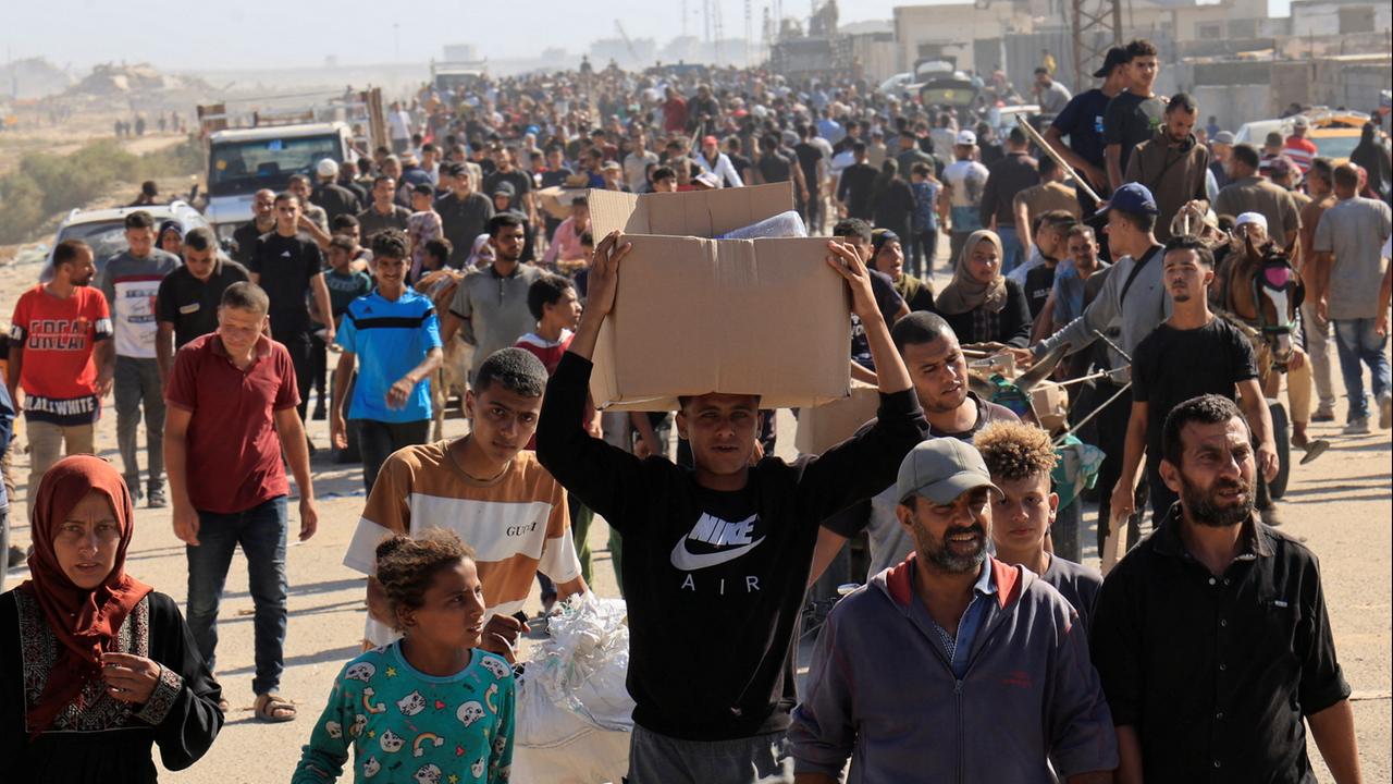 Berichte über Warnschüsse: Menschen stürmen Verteilzentrum in Gaza