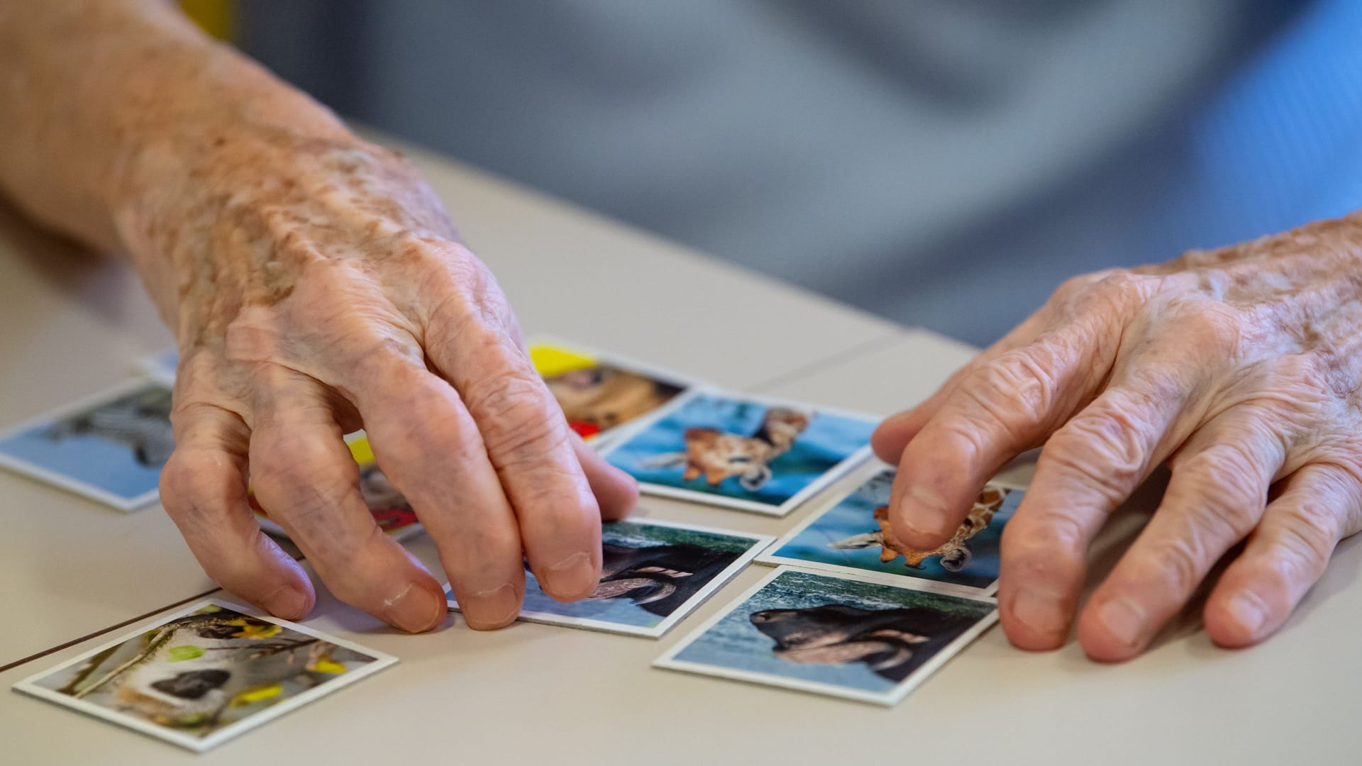 Gedächtnistraining im Altenheim (Symbolbild): Neue Alzheimer-Therapien setzen früh an – bevor der Alltag beeinträchtigt ist.