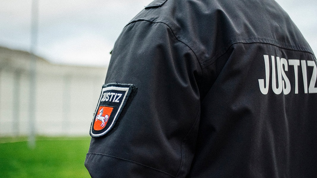 JVA Hannover: Mitarbeiter wegen illegalen Handy-Handels angeklagt | NDR.de - Nachrichten - Niedersachsen