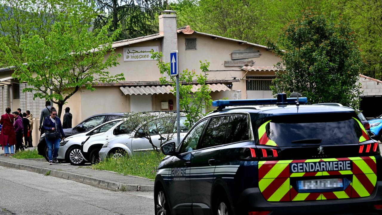 Tatverdächtiger stellt sich nach Messerangriff in Moschee