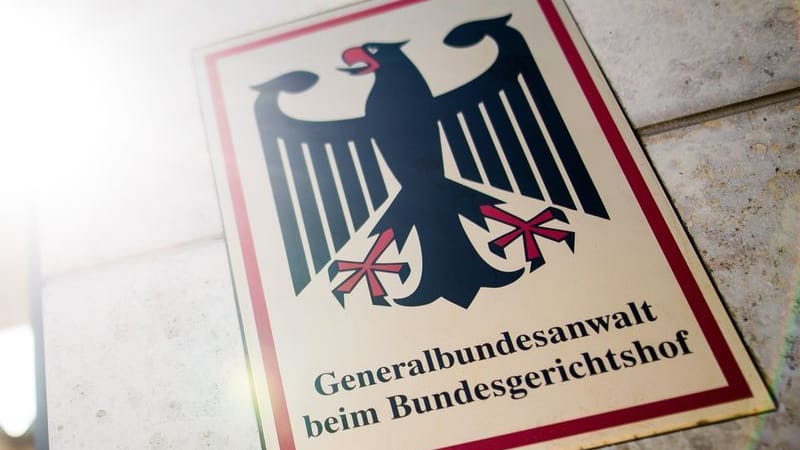 "Generalbundesanwalt beim Bundesgerichtshof" steht auf einem Schild (Archivbild): Die Bundesanwaltschaft ließ den Beschuldigten nach Karlsruhe bringen.