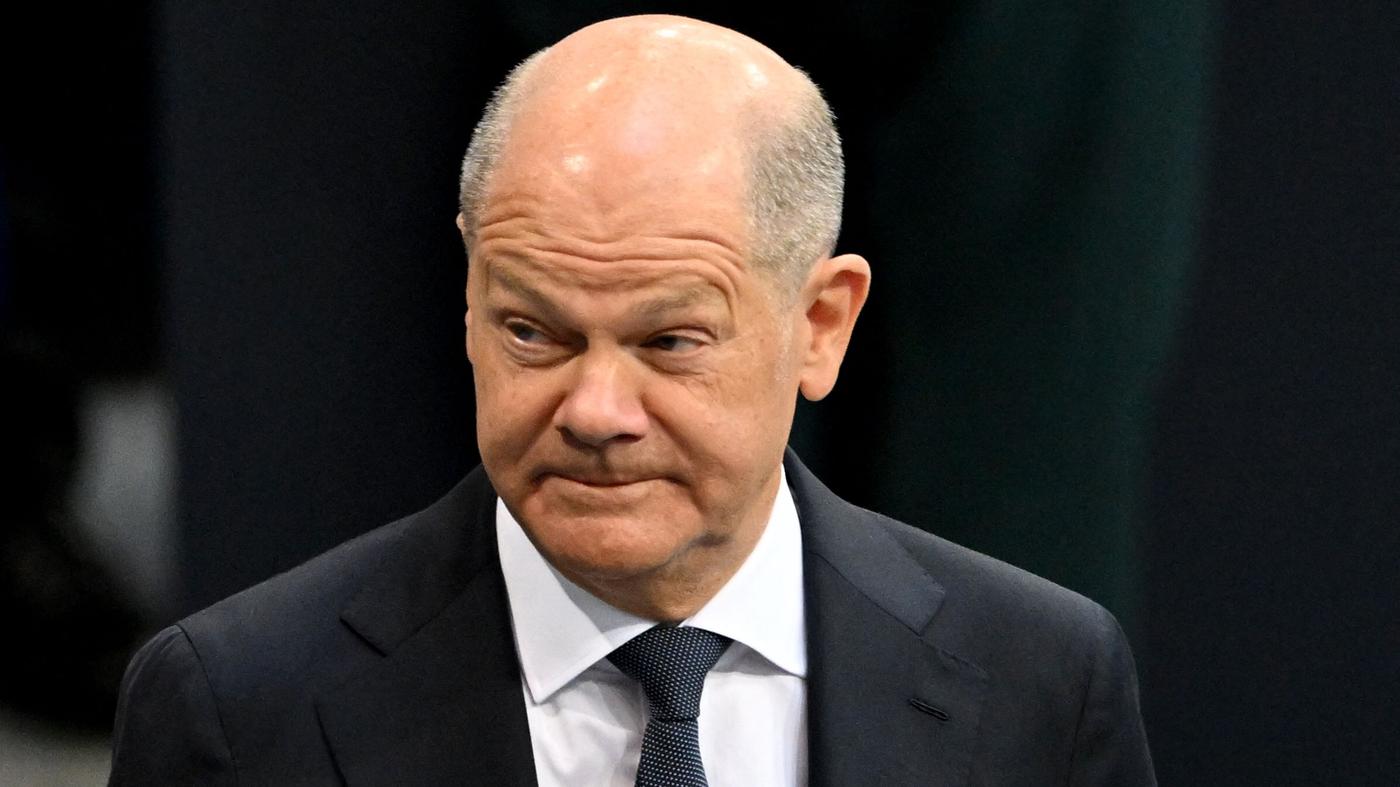 Scholz zeigt Reporter im Bundestag den Vogel