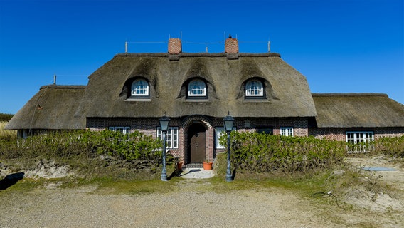 Die sogenannte Göring-Villa in den Dünen von Wenningstedt am Strand von Sylt. © dpa Foto: Axel Heimken